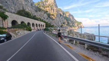 Savona 'da sahil yolunda bir gezinti.