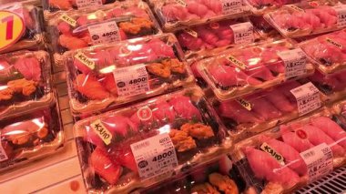 Zaman içinde gösterilen çeşitli paketlenmiş etler.