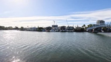 Sakin bir nehri kaplayan bir köprü