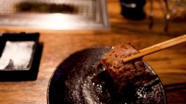 Şişe çevirilen lezzetli biftek parçası.