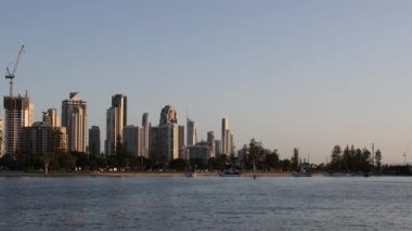 Gün batımında şehrin ufuk çizgisinin zaman aşımı