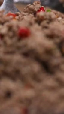 Kırmızı ve yeşil biberli sığır kızartması yakın plan. Ilık ışıklandırma, dinamik kamera açıları ve cızırtılı bir atmosfer.