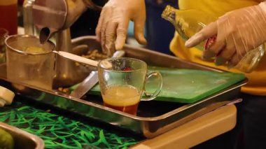 Ferahlatıcı ballı limonlu sodanın sıralı hazırlığı.