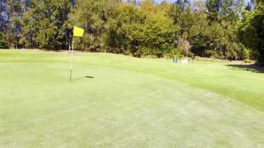 Golf topu deliğe doğru ilerliyor.