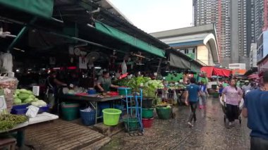 Meşgul bir açık hava pazarında satıcılar ve müşteriler