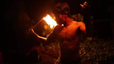 Sanatçı büyüleyici gösteride ateşi ustalıkla manipüle eder