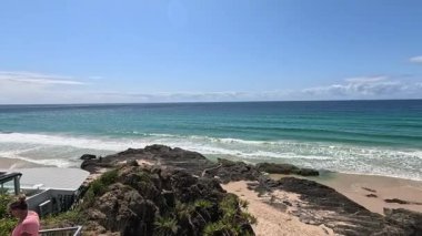 Currumbin Sahili 'nde dalgalar kayalara çarpıyor.