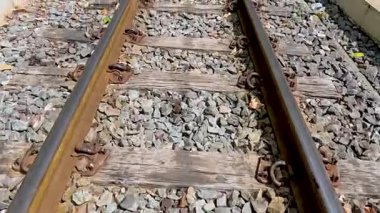 Tayland 'da tren raylarında yürüyen biri.