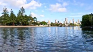 Altın Sahil kanallarında manzaralı tekne yolculuğu