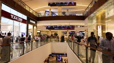 Alışveriş mağazasında dolanıp duran müşteriler.