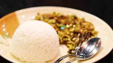 Lezzetli kızarmış domuz eti ve pirinçli fasulye.