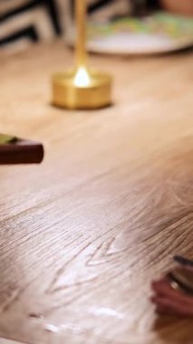 Bangkok 'ta sıcak aydınlatılmış bir restoranda, ahşap bir masanın üzerindeki tacoları gösteren ve sıradan bir yemek atmosferini yakalayan bir sahne.