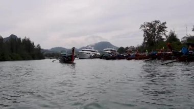 Tekneler manzaralı Krabi kıyı şeridinde yol alır