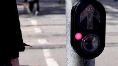 Trafik ışıklarında düğmeye basan kişi