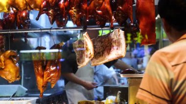 Şef restoranda kızarmış ördek hazırlıyor.