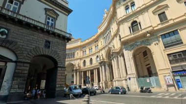 İkonik mimarisi olan canlı bir şehir hayatı