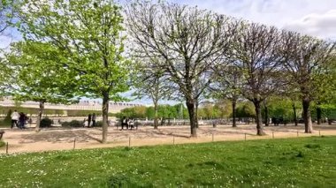Tuileries Garden, Paris 'te yürüyen insanlar