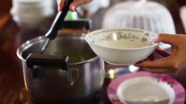 Kepçeleyen kişi klozette pilav kaynattı.