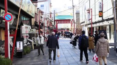 Meşgul bir alışveriş caddesinde yürüyen yayalar