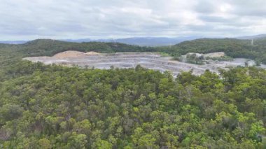 İnsansız hava aracı yemyeşil ormanın ortasında taş ocağını yakalıyor.