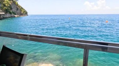 Denizin ve kayalıkların rahatlatıcı manzarası