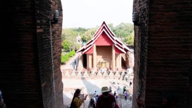 Ayutthaya 'daki tapınağı keşfeden insanlar