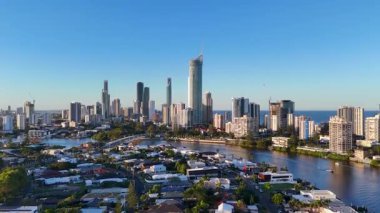 İnsansız hava aracı, Altın Sahil 'in ufuk çizgisini ve Nerang Nehri' ni dinamik bir hiperhızda yakalıyor, canlı şehir yaşamını ve doğal güzelliği gözler önüne seriyor.