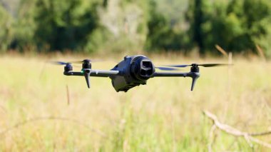 Bir İHA havada süzülür ve güneşli bir alanda döner, Gold Coast, Avustralya 'nın sakin manzarasını yakalar.