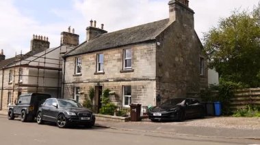 Arabalar yerleşim yeri caddesi boyunca park edilmiş.