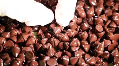 Eller çukulata parçalarını ayırıyor.