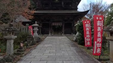 Geleneksel bir Japon tapınağına doğru barışçıl bir yürüyüş.