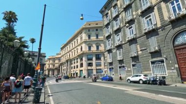 Yayalar ve araçlarla dolu bir cadde.