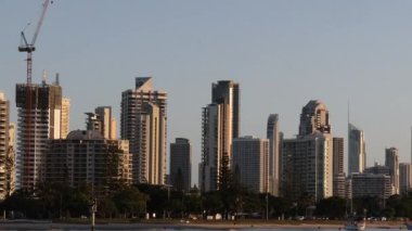 Günbegün bir şehrin silueti üzerinde geçiş.