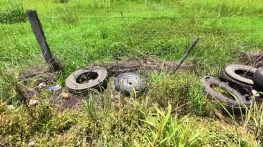 Yol kenarına saçılmış eski lastikler