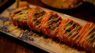 Suşi harika bir şekilde dekoratif bir tabağa yerleştirilmiş.