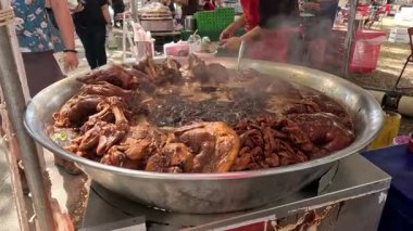 Bir markette domuz güveci pişiriyorum..