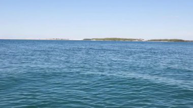 Uzak adalarla sakin okyanus manzarası