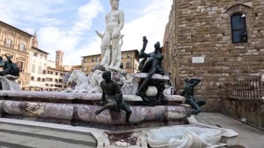 Çevresindeki heykeller ve mimariyle Neptün heykeli