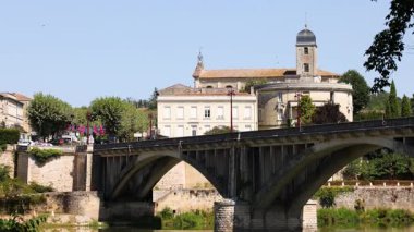 İnsanlar tarihi bir köprüde yürüyor.