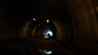 Araba tünelden manzaralı dağ yoluna çıkıyor.