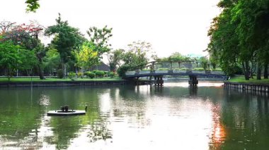 Sakin bir gölde huzurlu bir tekne gezisi.