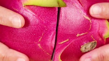 Eller kesilmiş ve içinde ejderha meyvesi var.