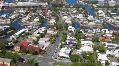 Altın Sahil, Avustralya 'nın hava görüntüleri, parlak gün ışığında sergilenen yerleşim alanları, su yolları ve yeşillik.