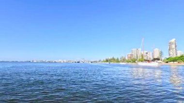 Şehir manzaralı bir nehir gezisi.