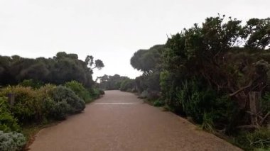 Etrafı yemyeşil yollarla çevrili.