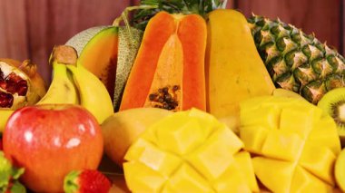 Ahşap arka planda çeşitli meyveler sergilenir