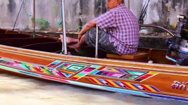 Khlong Lat Mayom Kanalından geçen renkli tekne