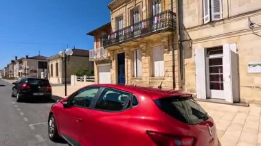 Güneşli bir günde araçlar ve yayalar