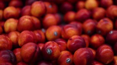 Nektarinler ekran boyunca sırayla yuvarlanıyor.