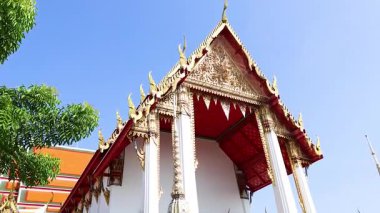 Ziyaretçiler tapınağın karmaşık mimarisine hayran.